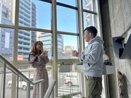 圧倒的な自由度が当社のワークスタイル。社長自ら海外リモートワークを実践していて、フタッフは自立し自らの発想やアイデアを出し合い、試行錯誤しながら毎日楽しく仕事をしています。