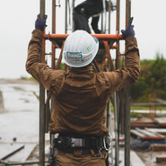 高いところに登って作業をするのがとび職です。