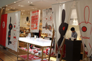 季節の移ろいやイベントにあわせて店内ディスプレイを日々工夫しています
