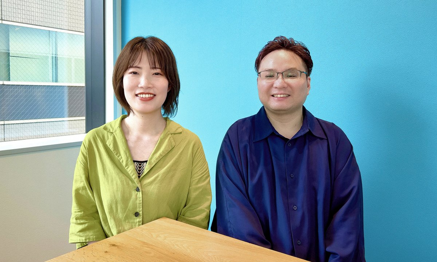 pecoとcosmoが横並びに座っている写真