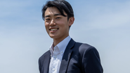 代表の若月がこの領域に踏み込んだ原点は、祖父が営んでいた自動車鈑金業でした。現場のリアルを知るからこそ見える課題がある——その実感が、メンテモの出発点です。私たちが選ぶのは、情報の非対称性が大きく、流通やオペレーションで優位をつくれる、巨大で未整備な市場。2024年にはForbes 30 Under 30 Asia に選出されましたが、これは通過点に過ぎません。前例のない産業に、前例をつくります。