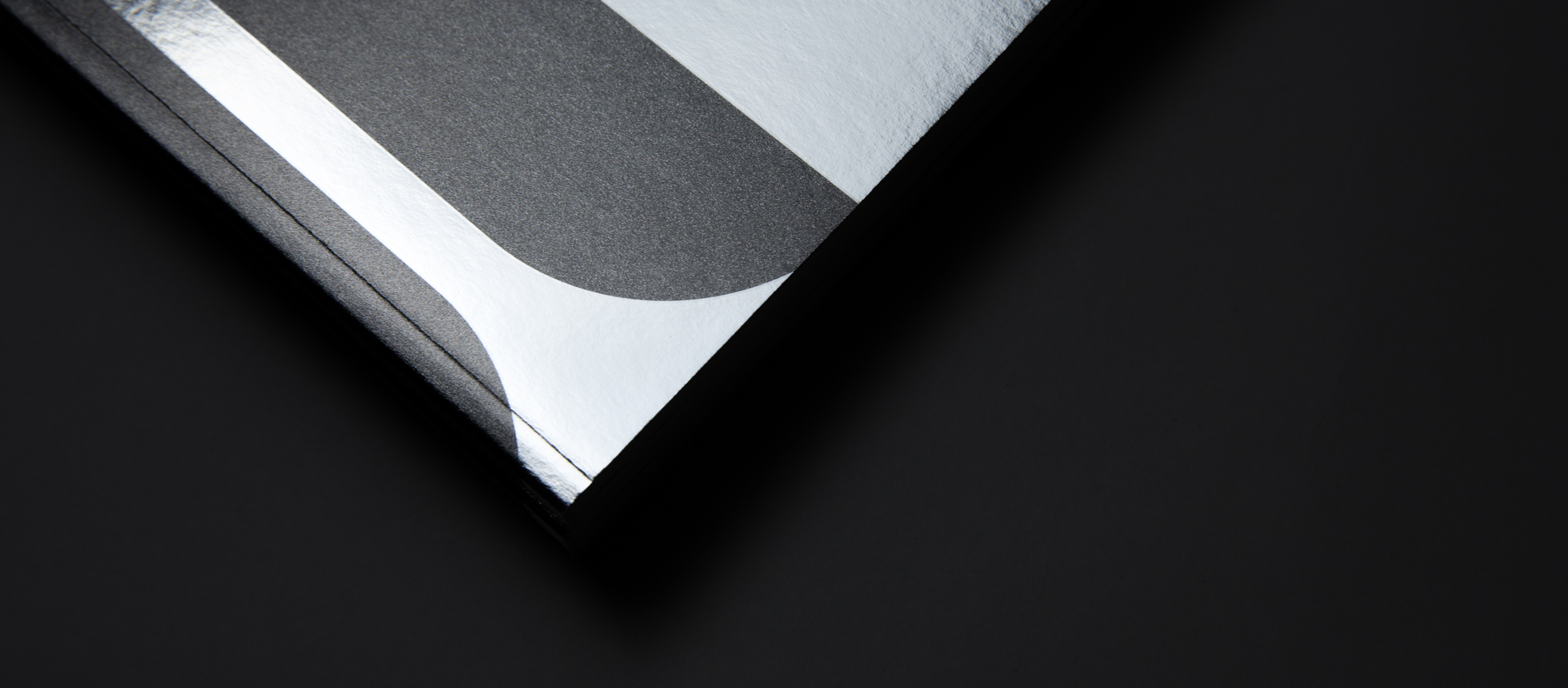 社内ブランディング本にもインパクトある表紙デザインを