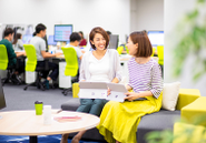 デスクはもちろん、ソファーやテーブルなど好きなところで仕事ができる環境です。効率が良い方法で自由に働いていただけます。