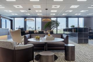 皇居を一望する千代田区丸の内の自慢のオフィス。こだわり抜いたインテリアに囲まれて「一度はこんなオフィスで働きたい」とお客様にも非常に好評です。