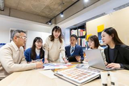 お客様の相談や課題に対して、ベテランから新人までが平等にアイデアを出し合う「アイデア会議」は、チームの一体感を深める場です。社員全員が楽しみにしており、他のデザイナーの視点やアイデアを学び合いながら、最高の提案をお客様に提供しています。
