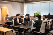新卒・インターンなどの立場に関係なく、若手メンバー一人一人が自主性と責任感をもって業務に取り組んでいます。