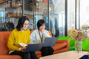チームで仕事に取り組み、より良い明日を創造します。