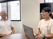 社長と新卒社員との打ち合わせの様子