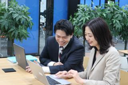 男女比は男：女＝6：4。新卒・中途の割合は、新卒5％、中途95％。外国籍エンジニアも多く在籍しており、当社は多様性を尊重しています。