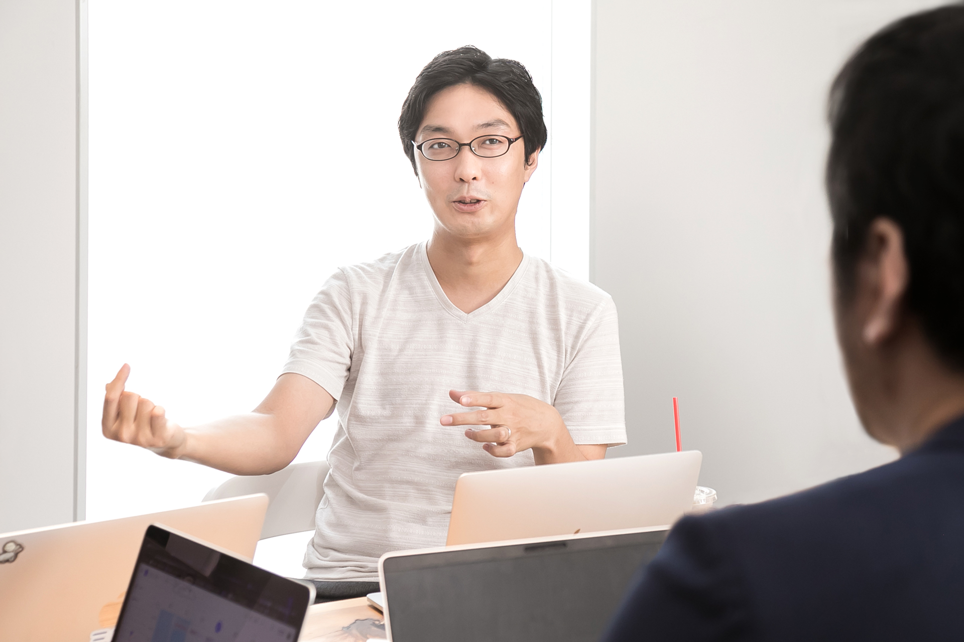 〝BizHint〟にて、鹿内学さんと人事データ/ピープルアナリティクスの最前線を追う連載。Sansan株式会社のデータ統括部門、DSOCの研究員、真鍋 友則 様、臼井 翔平 様、西田 貴紀 様との全３回（第２回）に渡る対談の撮影を担当させていただきました。