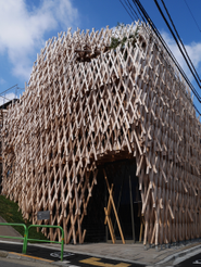 木組みが特徴的な隈研吾さん設計のSunnyHills at Minami-Aoyama