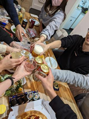 達成を祝ってみんなで乾杯！最高に嬉しいですね。