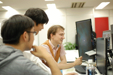 社内は、現在インターン生を含めて約30人です。日本を含めて7カ国からメンバーが集い国際色豊かです。月一で行っている懇親会や、クリスマス・ハロウィン等の特別なイベントの際には社内メンバー全員で盛り上がります。 仕事と息抜き、メリハリをつけながら高いアウトプット創出に挑戦しています。