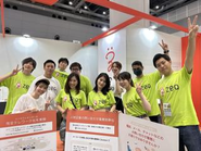 展示会での記念写真です。無事目標を達成し、全員笑顔で終えることができました！