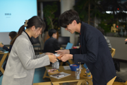 弊社らしく、名刺交換の場面も！出会いの証！