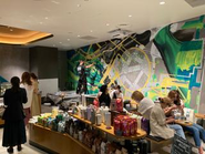 スターバックスコーヒー渋谷パルコ店壁画。お客様がいらっしゃる横でライブペイント。しかも3年間で4回、描き変えるというか上から絵を重ねていく提案をしました。2022年10月に4回目の描き替えをします。このように壁画ひとつとっても、ただ壁画を制作するだけでなく「どこで」「いつ」「どのように」制作すると一番盛り上がるのか、お客様にとって意味のある壁画になるかを考えることが大切です。出来上がるものは壁画アートというシンプルなものですが、シンプルなものだからこそ、やり方を工夫して感動を大きくすることが可能です。