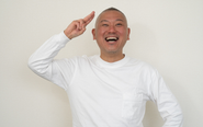 明るく、強烈に元気な"もとのり社長"。月1回、マインド研修の講話で直接学べます！