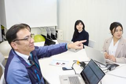 部署横断メンバーで結成されたプロジェクトチームは、毎年入替制で社内の大小さまざまな意見を検討します。