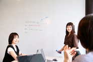 チームで「もっと良くするには？」を考える。真剣に向き合うことはもちろん、楽しみながらアイデアを出し合うことも大切にしています。一人では思いつかない答えも、仲間と対話することで形になっていく。そんな時間が、私たちの日常です。