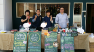 都会と地方を農で結う「ASAKUSA GATE CAFE」。地域のおいしい農作物やおやつをゲストハウスの軒先を借りて販売したマルシェでの一コマです。