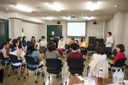 大学生と一緒に福祉事業所でつくった商品の売り方を考えています