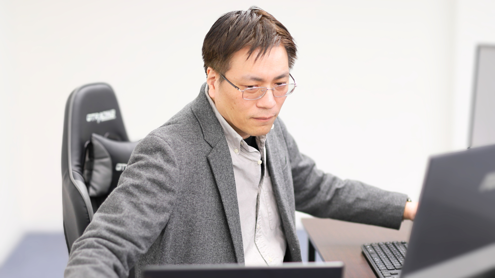 「多彩なキャリアを経てエンジニアへ：泉岡さんが語る挑戦と成長」【社員 / インタビュー#3】