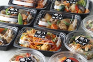「都市の不本意な食生活を豊かに」というミッションを最速で果たすため、栄養たっぷりで野菜もしっかり摂ることのできる旬八弁当を販売しています。オフィスも多い地域に出店しているため、ランチタイムには1時間に100～150人ほどのお客様がいらっしゃいます。