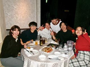 半期に1度の全社総会！会場を貸し切って、来期に向けて決起会を行っています。持ち回り制で指名されたメンバーが中心となり会場選びから企画、動画やバナーを作成し、ホストとして会を運営しています！笑いあり、涙ありの熱狂的空間です。