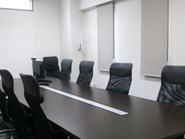 会議室です。こちらで会議を行ったりしています。