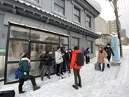 多い時は10名を越えるスタッフとコンテンツ制作を行っています！地方への出張もあり、コンテンツによっては有名人と出会えることも！？