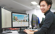 個人のデスクは広く、デュアルモニタで快適な作業環境です。