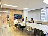 部門の垣根を越えて、より良いサービスづくりのために意見を出し合います。