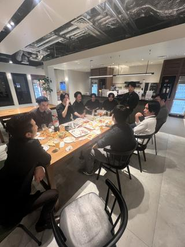 日中は本気で仕事、その後はフラットに話せるチームです