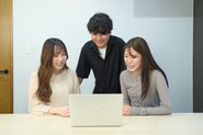 月に二回、渋谷のオフィスでほぼ全社員参加で集まっています。エンジニアやデザイナーとの交流もある会社なので、SES企業には珍しく？仲が良いのが自慢です！！