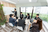 ロジカルに戦略を描ききった後、最後の意思決定は「感情」で行い、選んだ道を自らの行動で「正解」にしていくのがHIDANE流です！リスクは徹底的に考え抜きますが、決して逃げません。大きな挑戦にはリスクが不可欠であり、積極的に取ることで初めて未知の可能性が広がるからです。ゼロから資金調達を行い、サウナを立ち上げて多くのお客様に愛される事業を創り上げた私たちの軌跡がその証明。失敗を恐れず、私たちと一緒に世の中を驚かせる大胆な挑戦を仕掛けていきましょう！