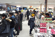 試聴客で賑わう店内(秋葉原店)
