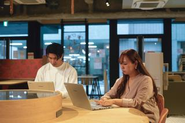 オフィスはフリーアドレスです。ソファー席、テーブル席、パーテーションのある席などがあり、業務や気分によって働く場所を選べるようになっています。