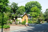 豊かな緑と調和した住宅街が残る学園町