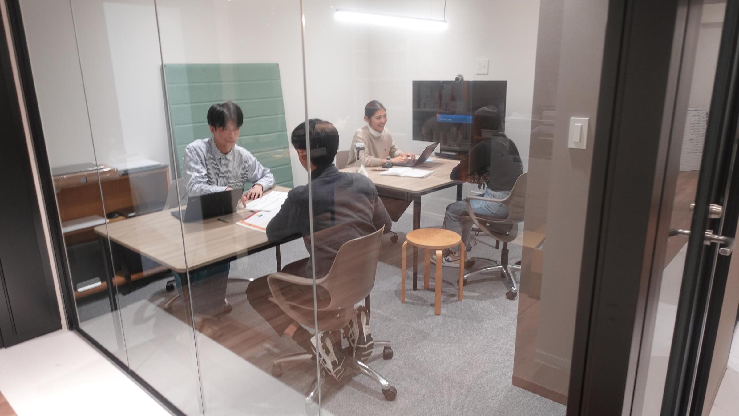 コーチングで生徒一人ひとりの学習をフォローアップしている様子