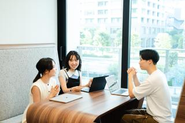「背中を預け合う」小数精鋭な分、一人一人が責任感を持ち仕事に取り組める環境です。