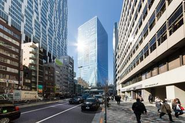 本社は流行の中心地である渋谷に位置しています。ビル内外には多数の飲食店や商業施設が集積。利便性は抜群です。（撮影場所：WeWork 渋谷スクランブルスクエア）