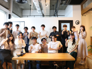 仙台本社で働くメンバー。ITインテグレーション事業に特化した拠点であり、『グーネット』のサービスを支えるシステムインテグレーション（SI）事業と、SIで培った技術とノウハウを活かして当社独自のプロダクト開発に取り組むアドバンスドテクノロジー事業の二つの事業に分けられる。。