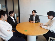 オフィスにて経営陣の談笑風景です！