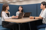 事業活動を通じて顧客の成功を支えるだけでなく、その先にいる生活者や社会全体に良い影響を与えることを目指しています。 単なるサービス提供に留まらず、課題の本質に向き合い、長期的な信頼関係を築くことを大切にしています。