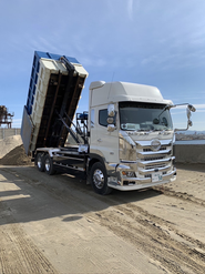 産業廃棄物を運搬するトラック