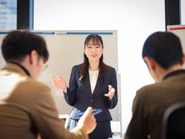 模擬研修と社内合格。この関門を超えてから実際にお客様の前で登壇デビュー