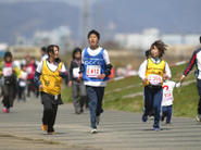 伴走ランナーと走っている知的障がいのあるりくくん。静かに待つ、一緒に行動するなどルールを守ることも出来るようになってきました。