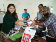 現地でも学生インターンが活躍しています。