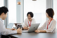 困難な場面でも感情やプライドに影響されることなく、失敗や課題も隠さず共有し、チームやお客様と粘り強く対等な関係で「共創」しています 。