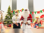 札幌から沖縄まで広がる拠点のメンバーの交流も盛んです！ファストコムは社内イベント盛りだくさん！この日は社員人気１のイベント。社長サンタから豪華プレゼントが⁉